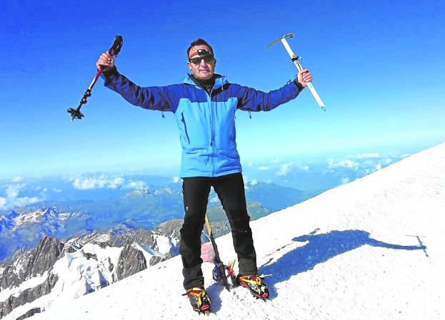 Iñarrea levanta los brazos en señal de triunfo tras hollar la cima del Mont Blanc. 