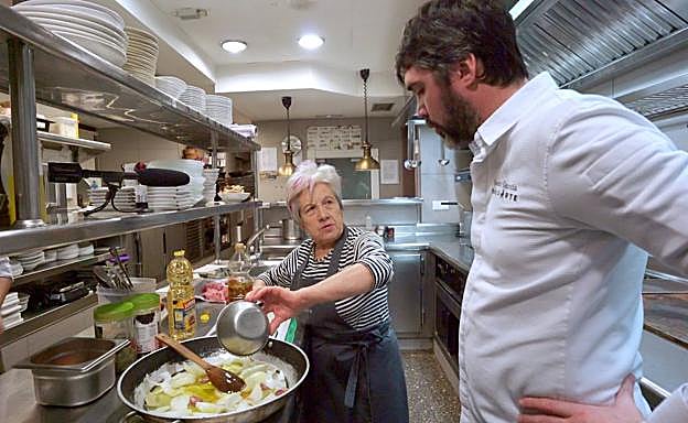 Carmen Laorden Recio muestra al cocinero el modo de preparar un escabeche de conejo al modo tradicional.