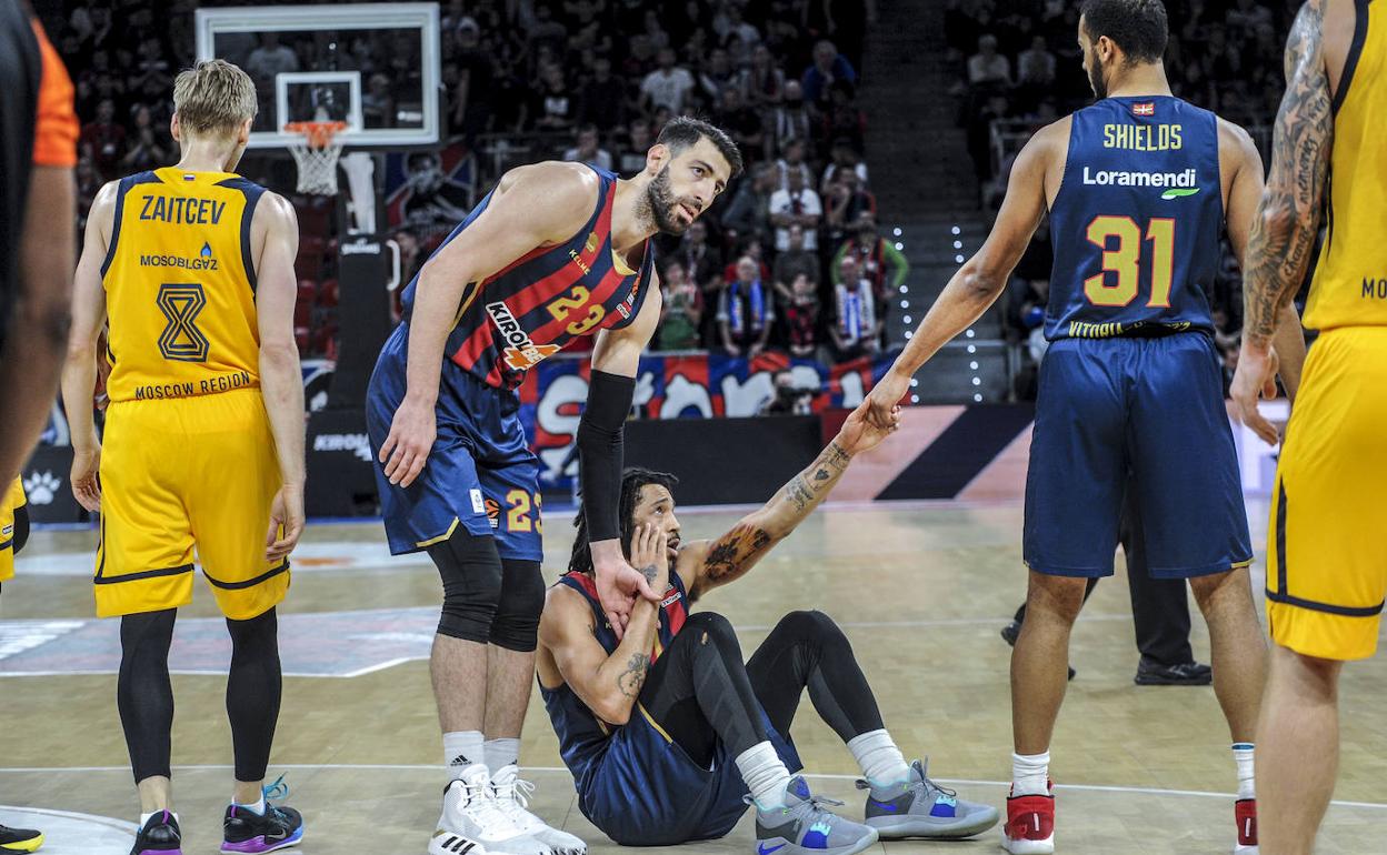 HEnry se duele del golpe en el pómulo y Shengelia y Shields le ayudan a levantarse. 