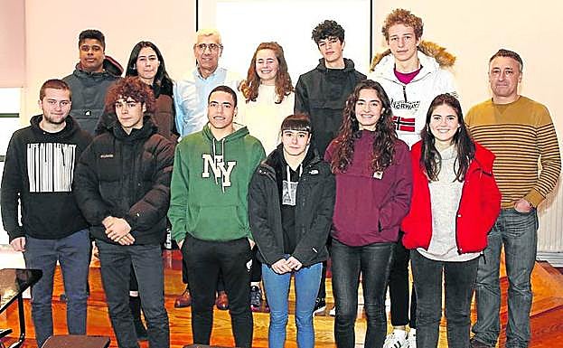 Los alumnos de Ekialdea posan con Jaime de la Cal.
