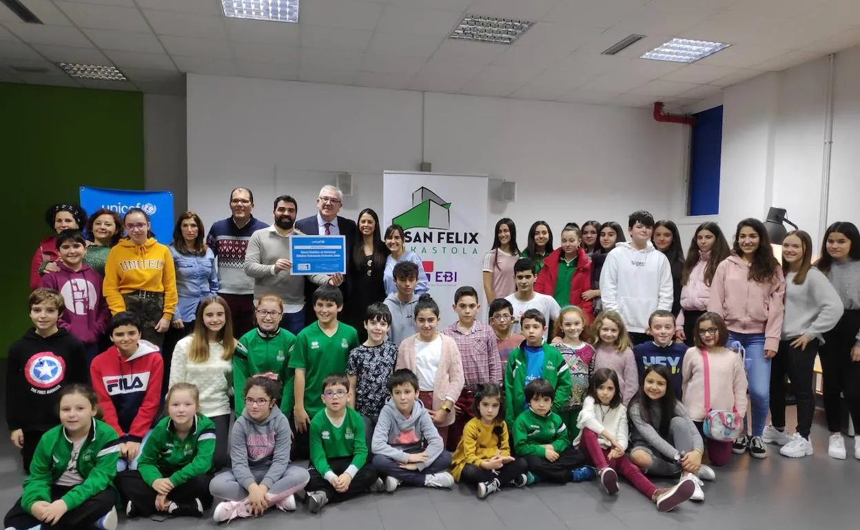 El presidente de UNICEF en Euskadi, Isidro Elezgarai, entregó ayer la distinción al centro. 