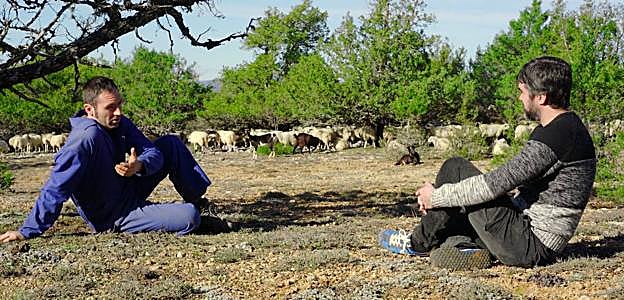 El chef conversa con el pastor Alejandro Pérez.