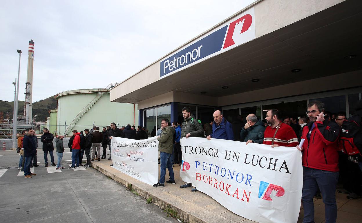 Un centenar de empleados se han concentrado este viernes en la entrada principal a la planta de Muskiz.