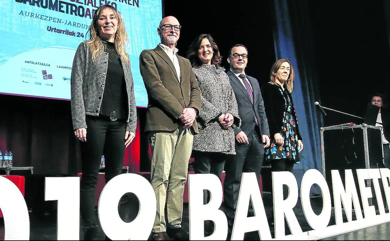 Zuriñe Romeo (Observatorio), Pablo González (Sareen Sarea), la consejera Artolazabal, el diputado Murillo y Nora Sarasola (BBK).