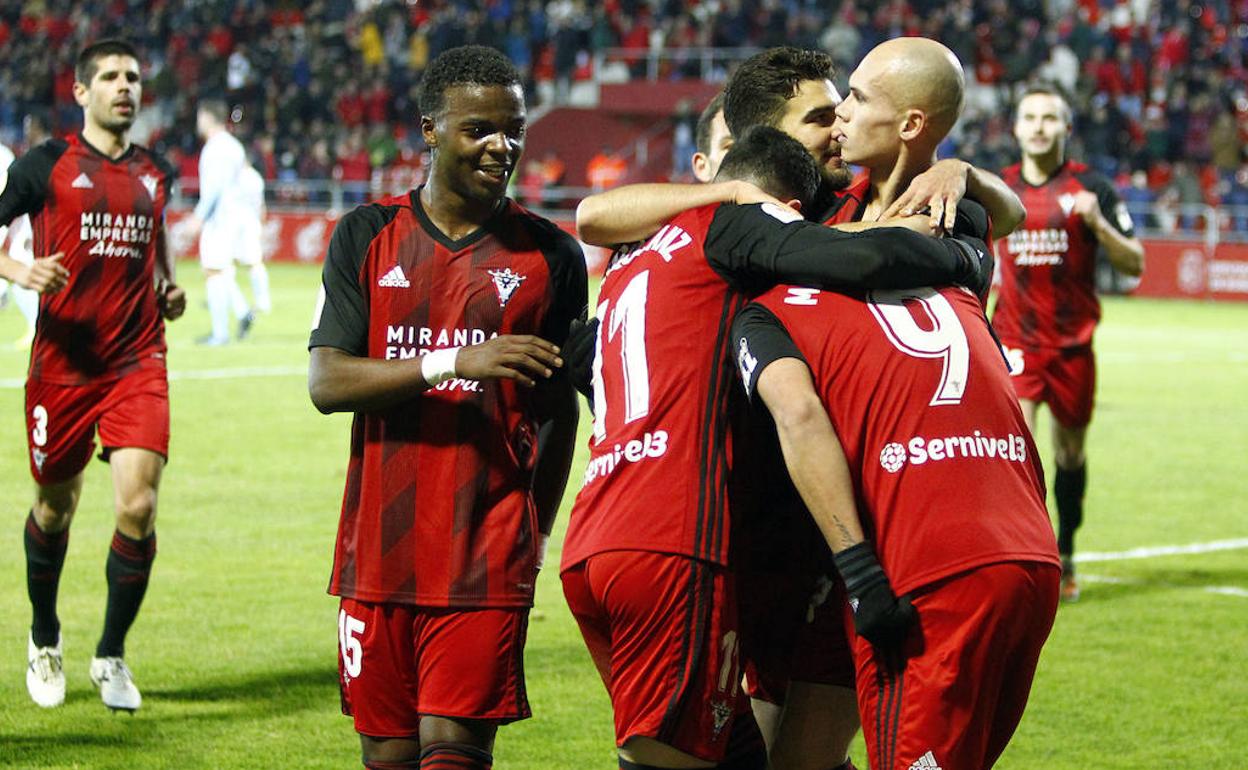 Los jugadores celebran el triunfo tras el pitido final.