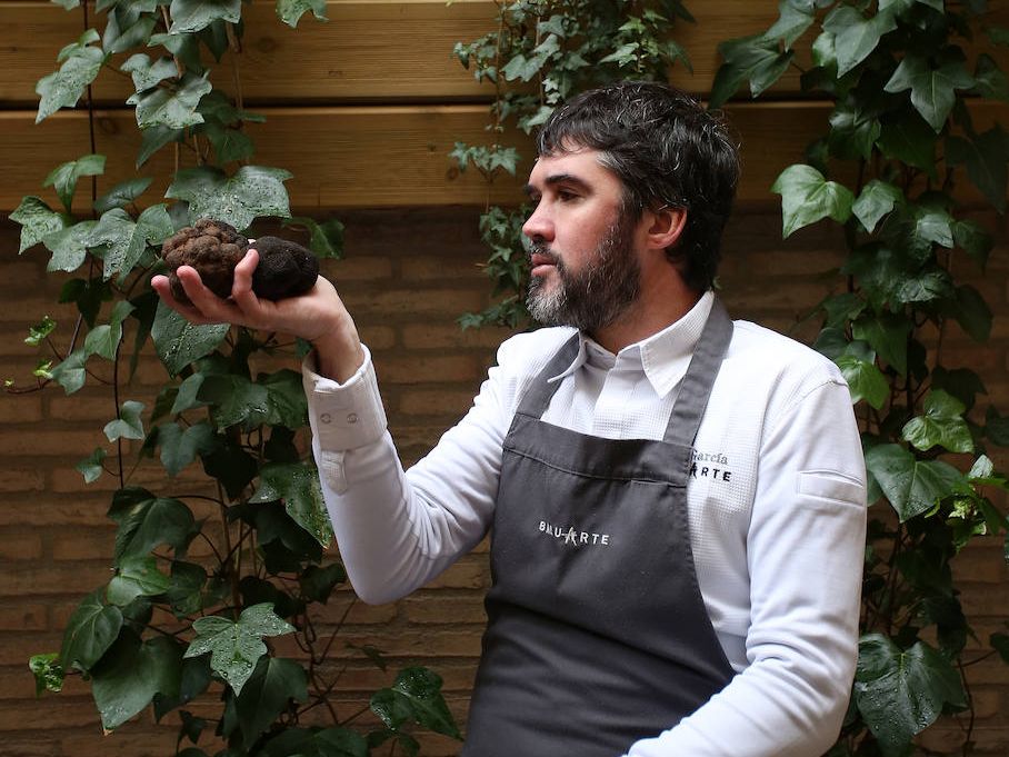 Óscar García Marina (45 años) posa con trufas en el patio del Mena, su local de tapeo y raciones. 