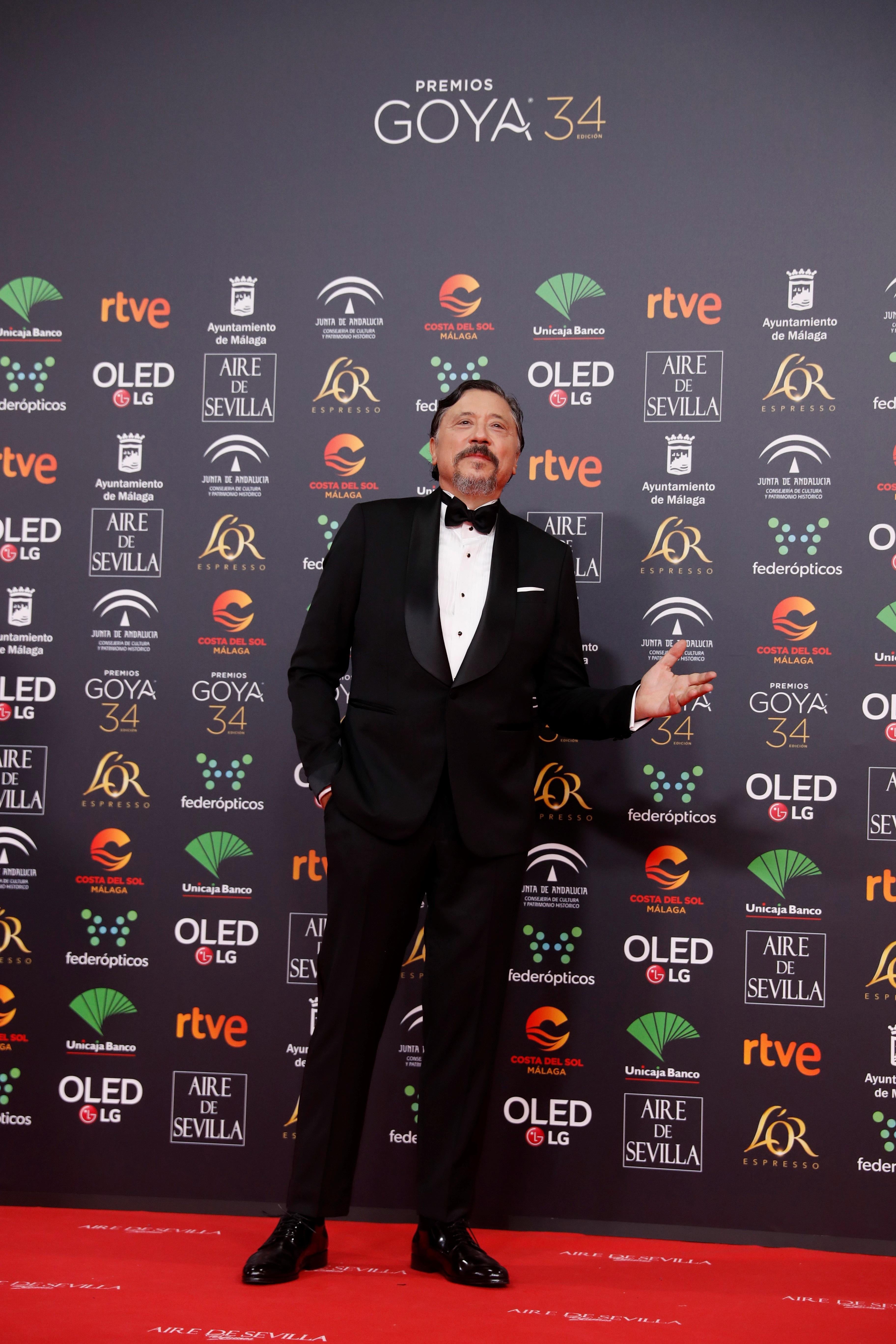 Carlos Bardem, encargado de entregar uno de los premios, ha sido fiel a los cánones más clásicos y también ha apostado sobre seguro con un esmoquin sencillo y sin estridencias.