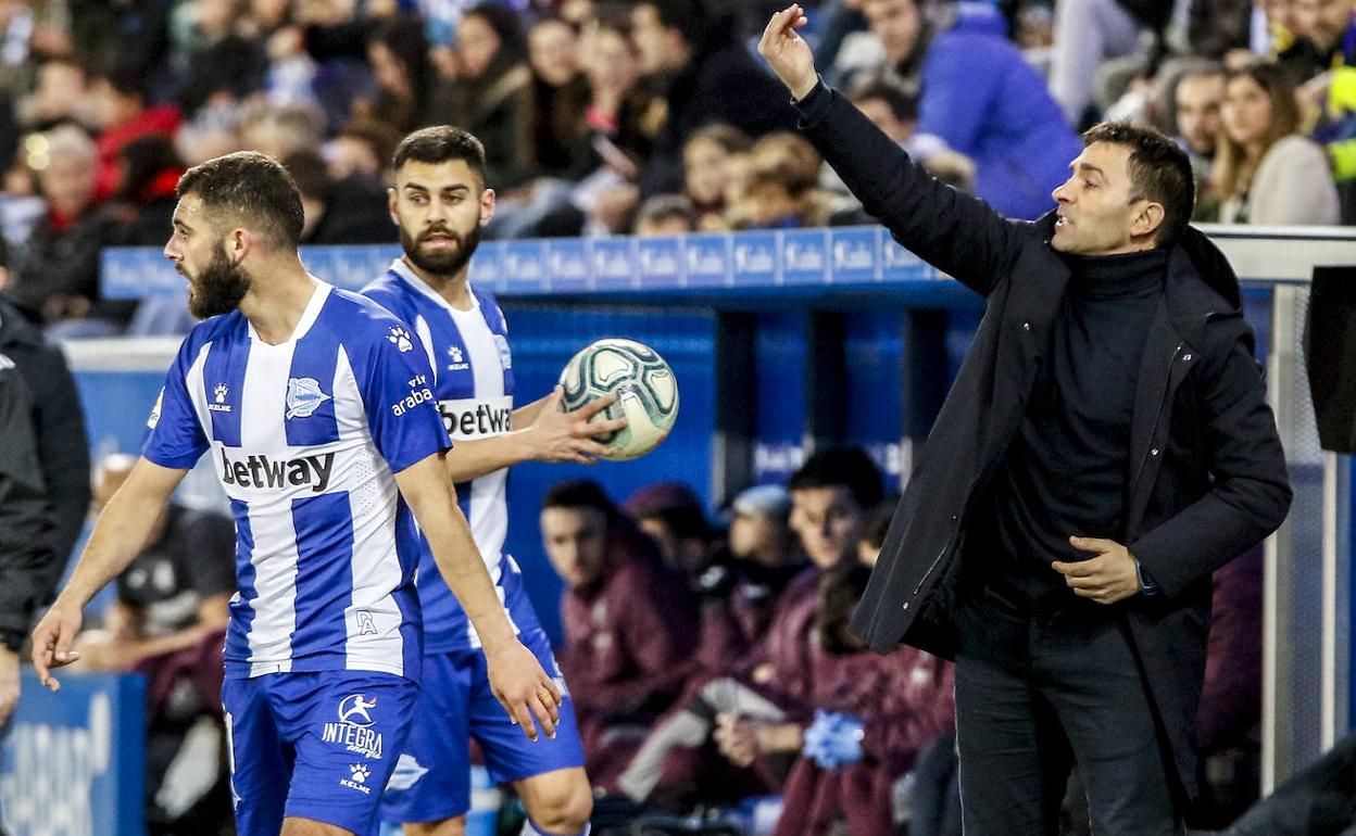 Asier Garitano da indicaciones en el banquillo