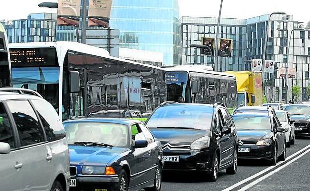 Un atasco en el centro de Bilbao.