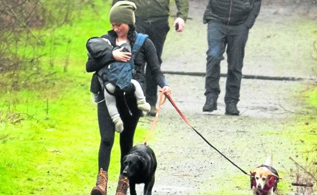 Meghan Markle pasea con su hijo por los alrededores de su casa, en Vancouver.