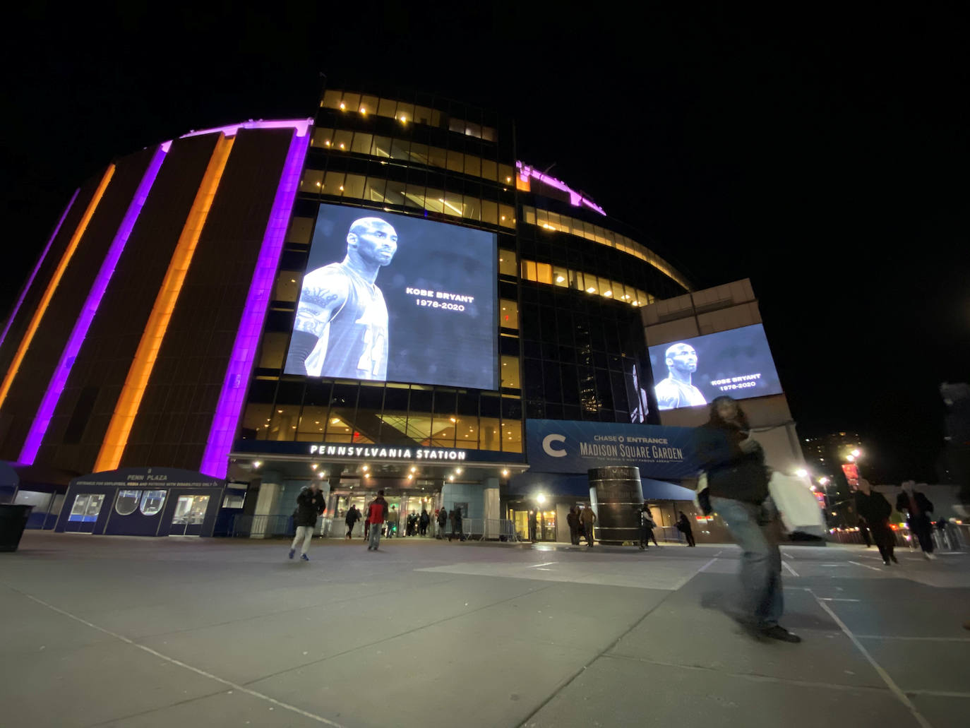 El mítico Madison Square Garden en Nueva York iluminó su fachada con los colores de los Lakers y la imagen de Bryant como homenaje.