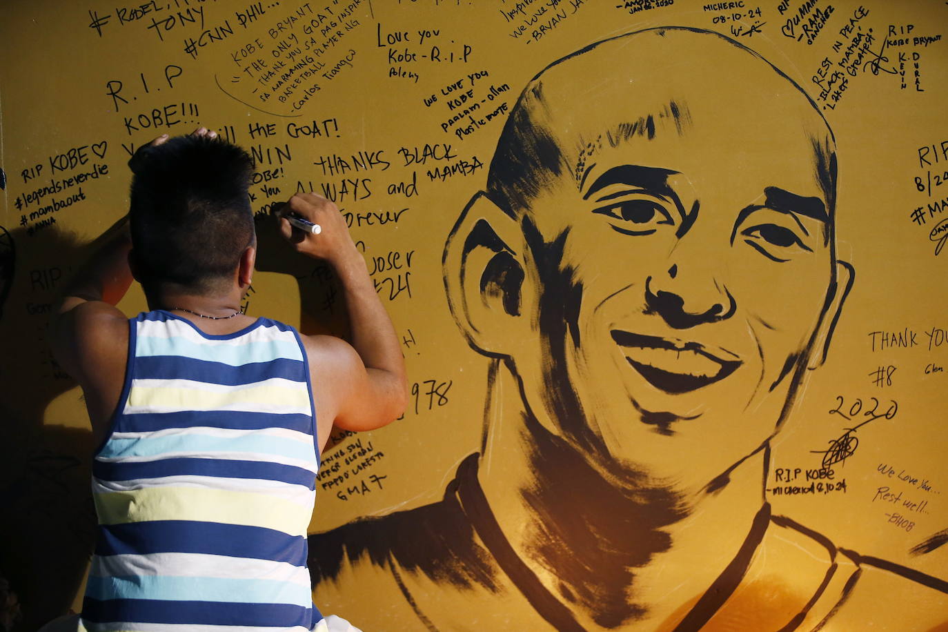 Las dedicatorias a Bryant dan color a un mural en Filipinas que se pintó horas después de conocerse la muerte del exjugador de baloncesto.
