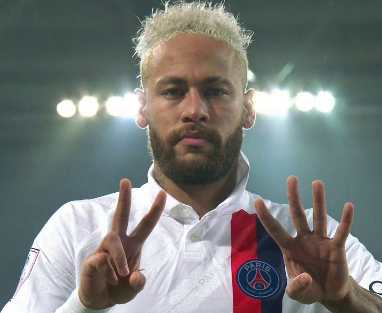 Neymar celebra uno de sus goles mostrando los números de Bryant.