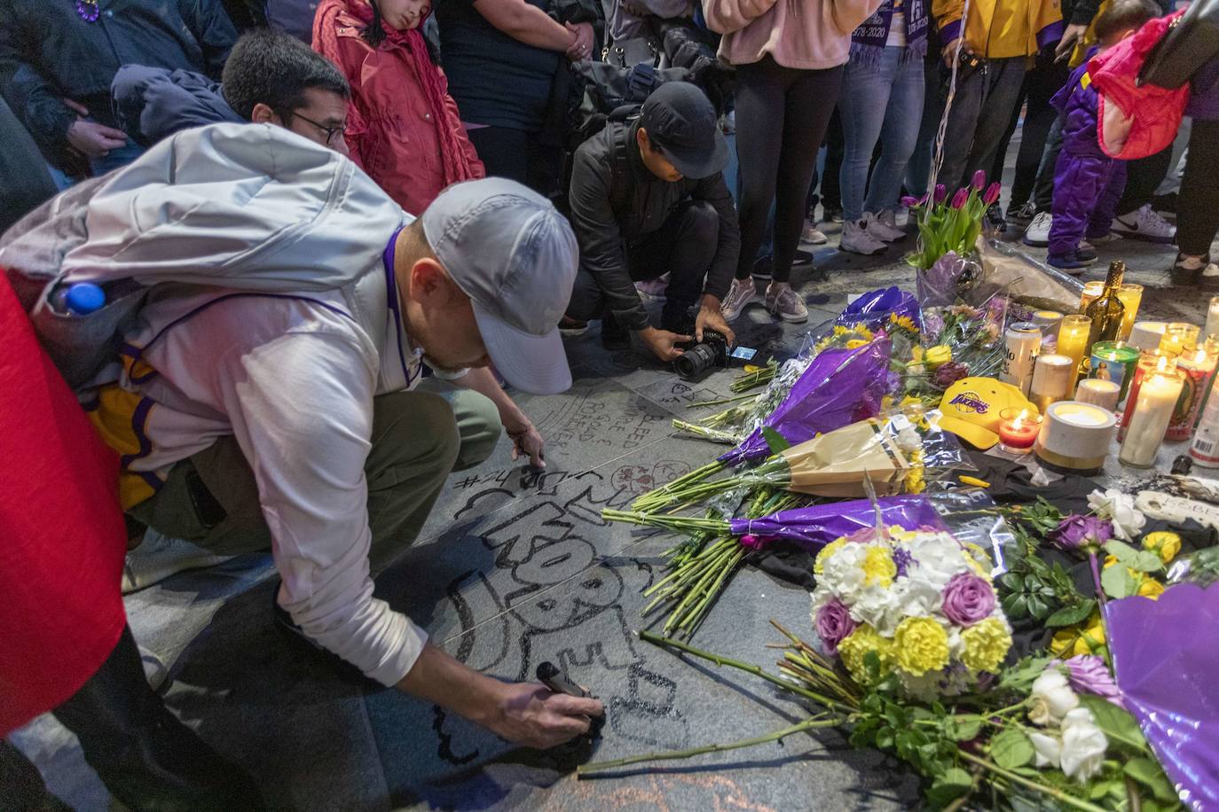 Otros fans prefirieron dejar su recuerdo en los azulejos de la plaza.