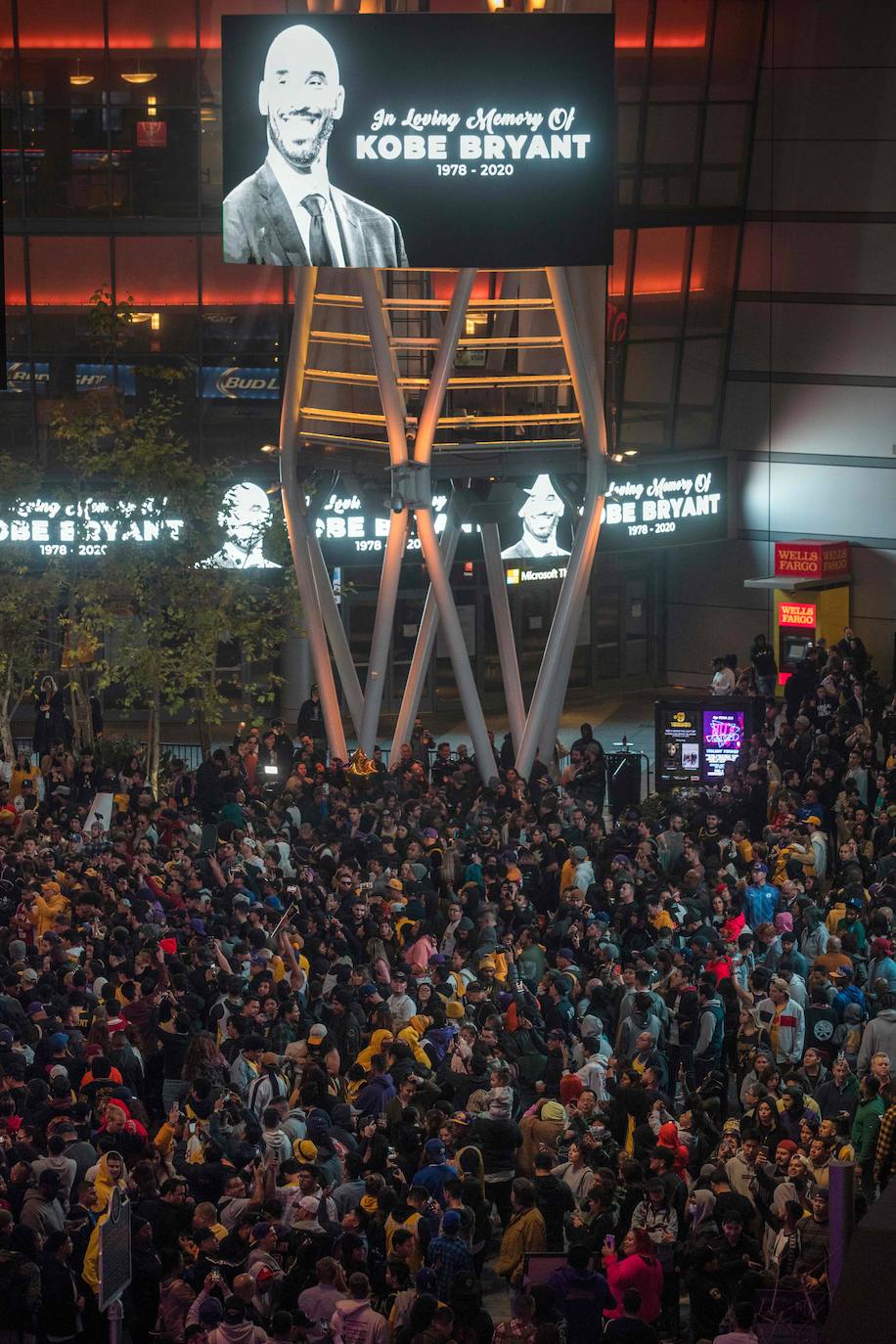 "En memoria de Kobe Bryant (1978-2020)", reza el cartel en el Staples Center.