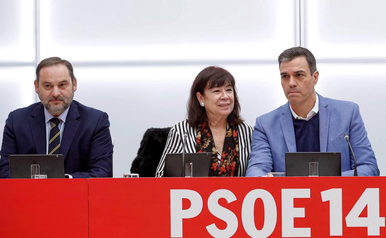 Narbona, entre Ábalos y Sánchez, en la reunión de la Ejecutiva del PSOE en Ferraz. 