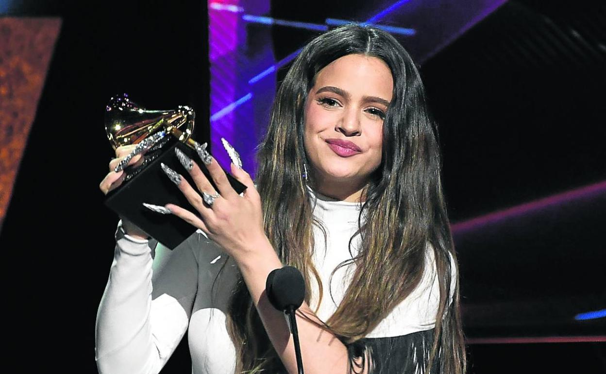 Rosalía posa con su gramófono durante la gala celebrada anoche en Los Ángeles. 