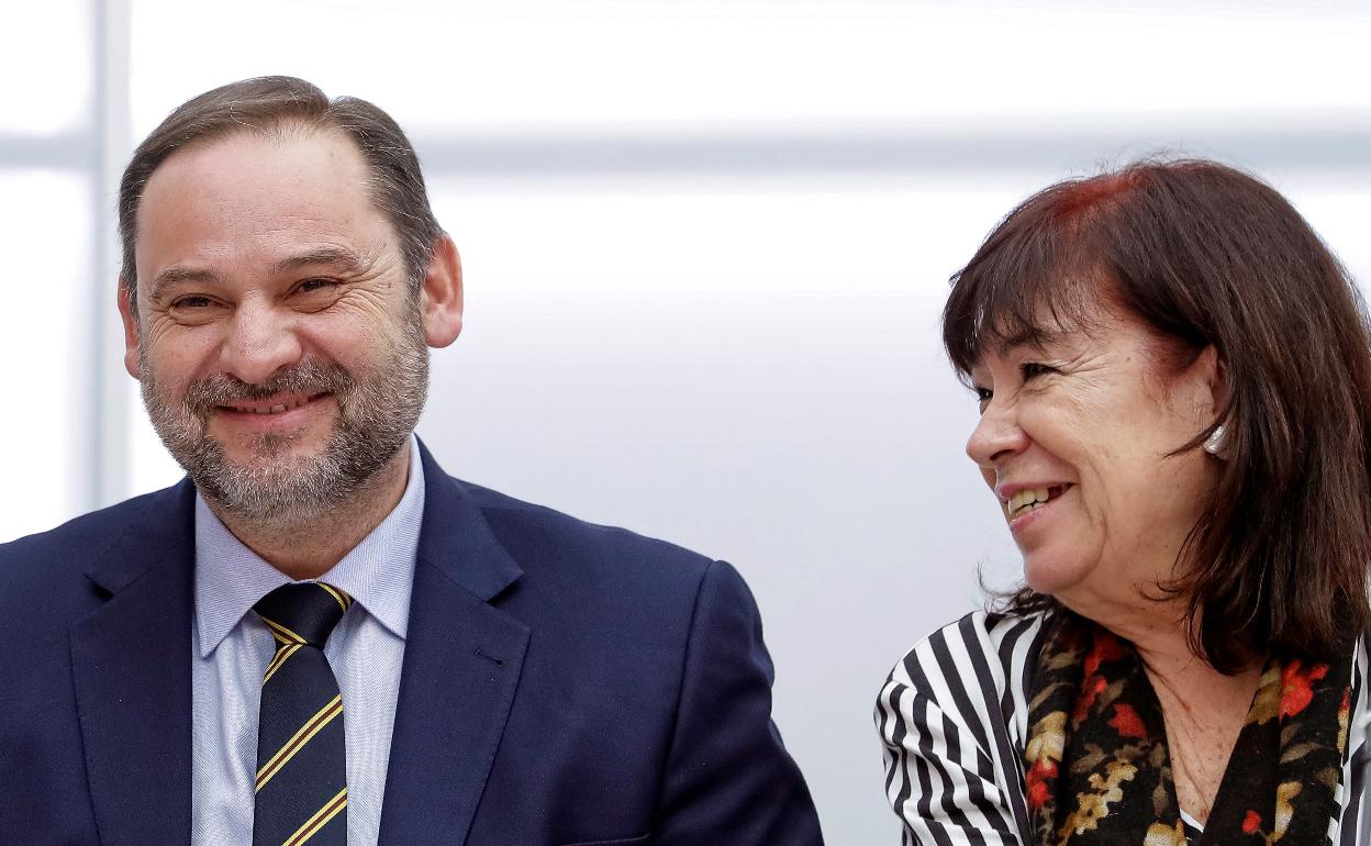Ábalos, junto a Narbona durante la reunión de la Ejecutiva Federal del PSOE. 