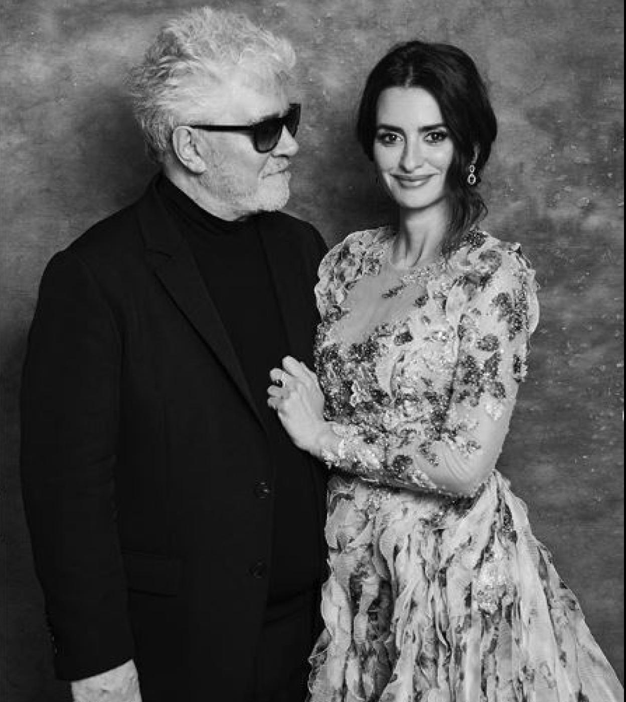 Pedro Almodóvar y Penélope Cruz posan para el objetivo de Papo Waisman.