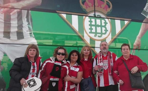 Imagen principal - Juan en algunos de sus viajes, en Sevilla y Pamplona y antes de un partido contra la Real Sociedad.