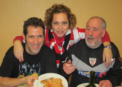 Imagen secundaria 1 - Juan Cabezuelo posa junto a Gorka Iraizoz en Lezama y con la camiseta que el portero le regaló en Gijón durante un viaje a Pamplona.