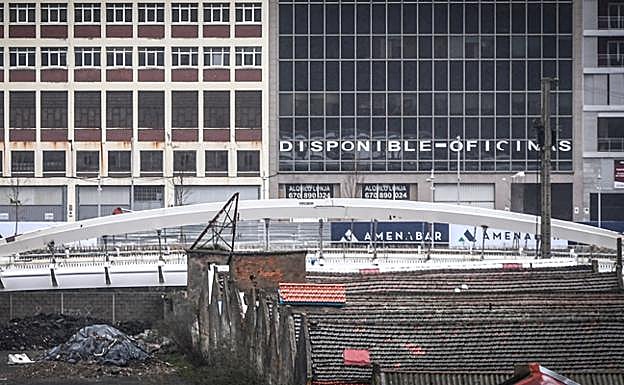 El puente entre San Ignacio y Zorrozaurre se posará este martes sobre el canal de Deusto