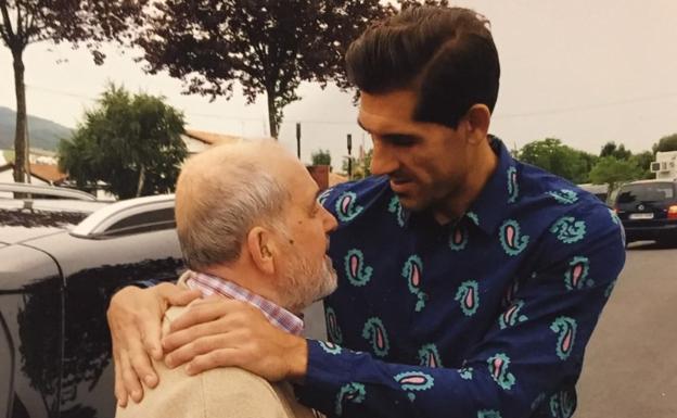 Imagen principal - Juan Cabezuelo posa junto a Gorka Iraizoz en Lezama y con la camiseta que el portero le regaló en Gijón durante un viaje a Pamplona.