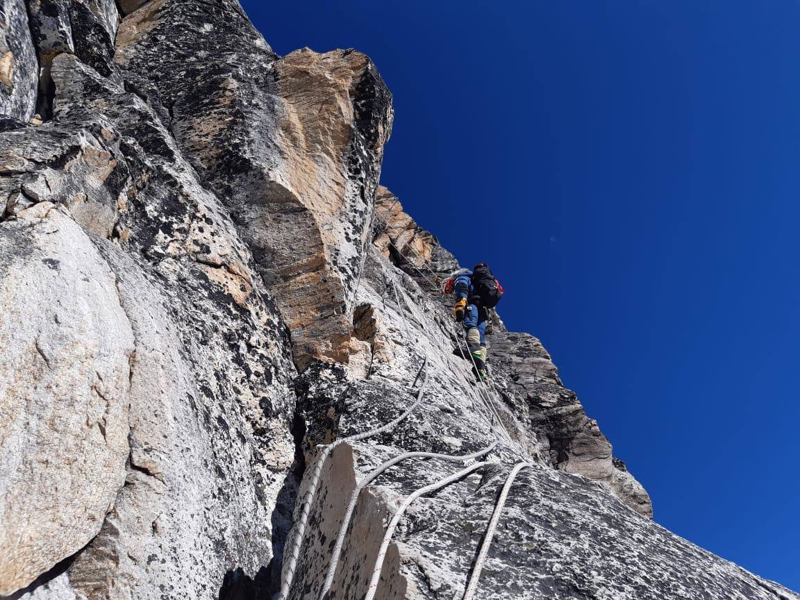Los montañeros escalan una de las paredes del Ama Dablam.