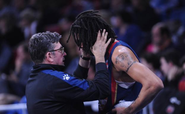 Pierriá Henry es atendido por el médico baskonista tras recibir el impacto que le produjo fracturas óseas en la cara durante el choque frente al Khimki. 