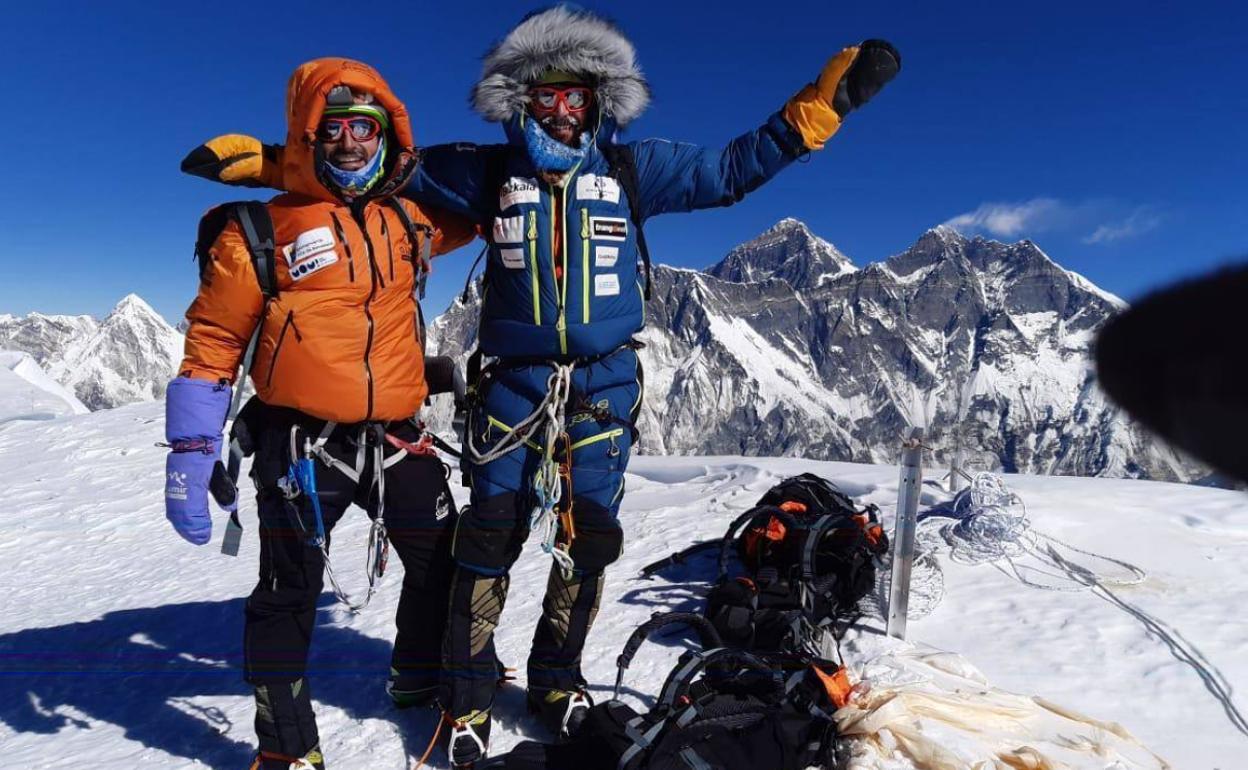 Jonatan García y Alex Txikon en la cima del Ama Dablam, con el Everest al fondo. 