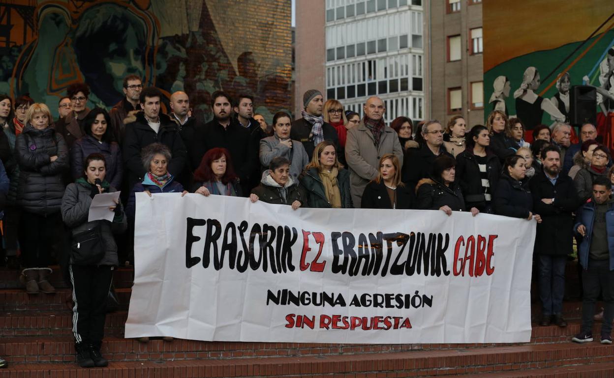 La alcaldesa de Barakaldo, Amaia del Campo, se ha sumado al acto de repulsa.