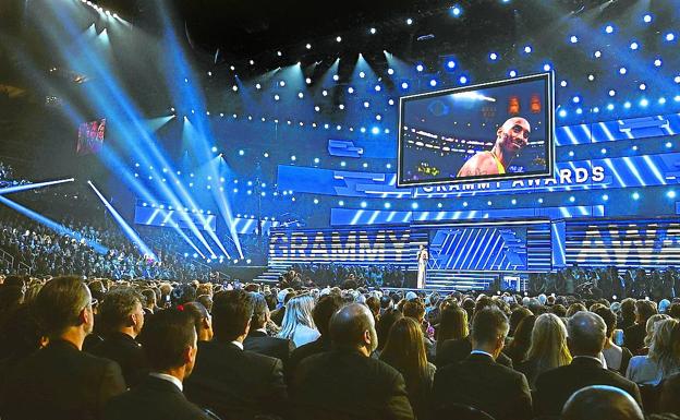 Emotivo homenaje. La maestra de ceremonias, Alicia Keys, dedicó unas palabras de recuerdo a Kobe Bryant, fallecido horas antes del inicio de la gala, celebrada en el hogar de Los Lakers, donde brilló el jugador. 