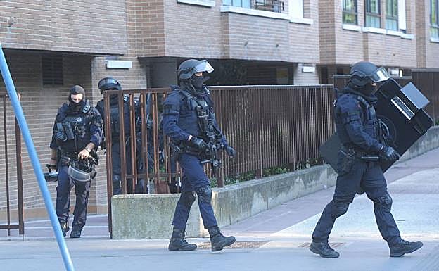 Ertzainas después de entrar en un piso donde se había atrincherado un hombre con un cuchillo.