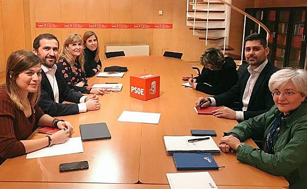 Miembros de AFE y del Grupo Parlamentario Socialista en la reunión de este martes. 