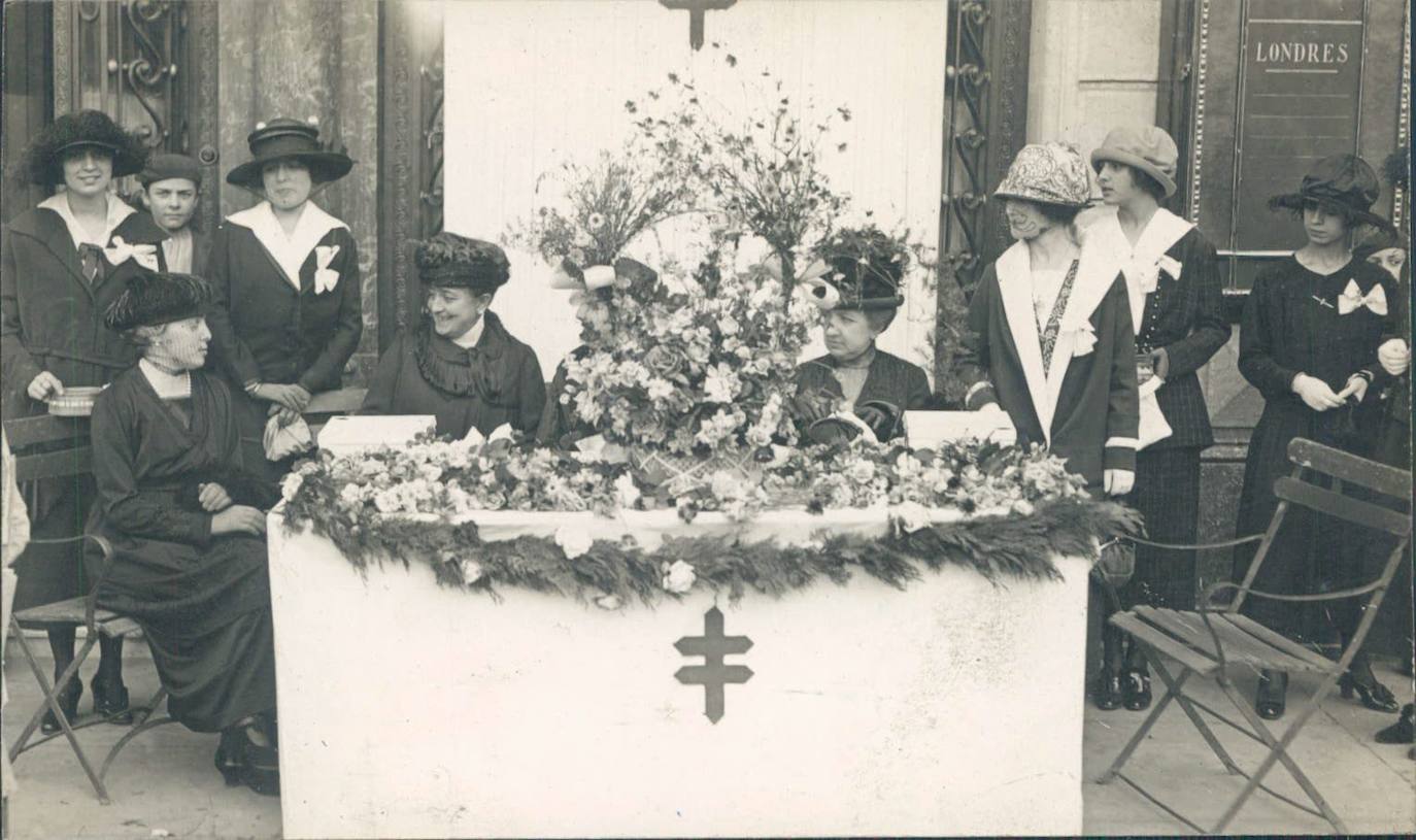 Las señoras de Salazar, viuda de Chávarri y Goyarrola en la mesa de la calle de la Estación (actual calle Navarra) durante la Fiesta de la Flor.