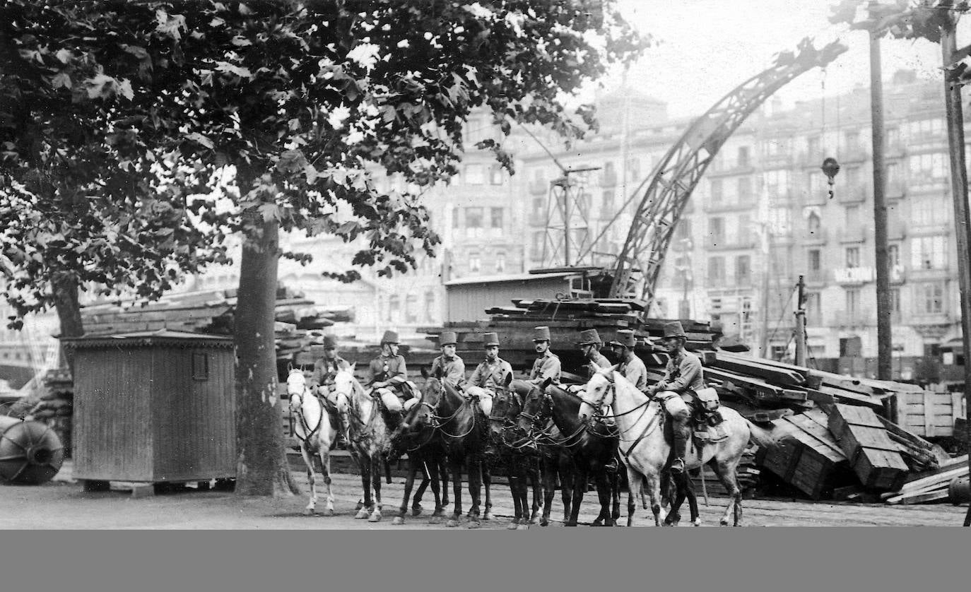 Jornada de huelga en Bilbao. Una patrulla del regimiento de caballería de Alfonso XIII custodiando el muelle de El Arenal.