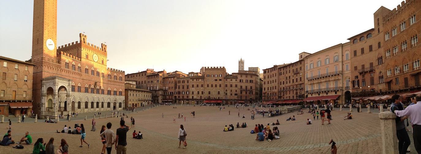 Piazza del Campo (Siena, Italia) | En ella tienen lugar las populares carreras de caballos del Paio. Está considerada una de las plazas medievales más características de Europa. Rodean la plaza el Palazzo Pubblico y su Torre del Mangia, así como otros palacios señoriales. 