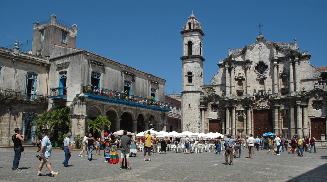 Plaza de la Catedral (La Habana, Cuba) | Esta plaza es un auténtico museo del barroco cubano, ya que todos los edificios ubicados en ella, incluida La Catedral, son del siglo XVIII. En esta plaza confluyen las calles de Empedrado y San Ignacio. 