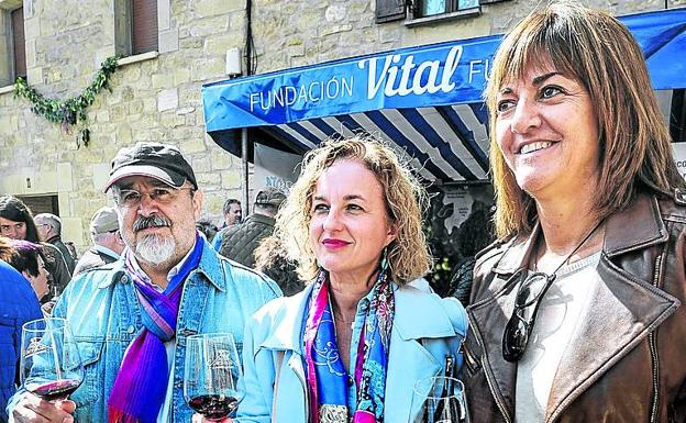 Cristina González brinda con Txarli Prieto e Idoia Mendia.