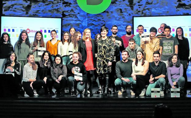 La concejala de Juventud y Deporte, Itxaso Erroteta, rodeada de los más de cincuenta jóvenes que han participado en los proyectos ganadores.