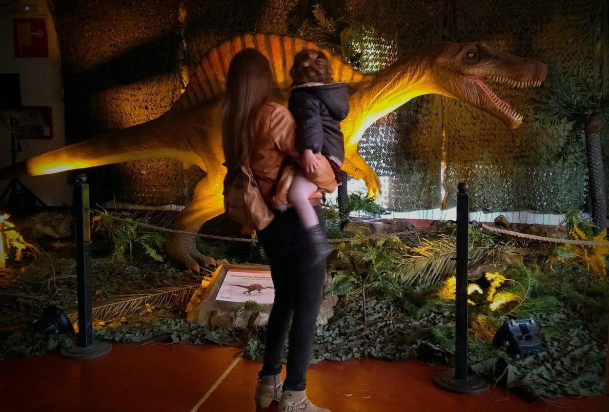 Una mujer y su hijo observan uno de los modelos expuestos.