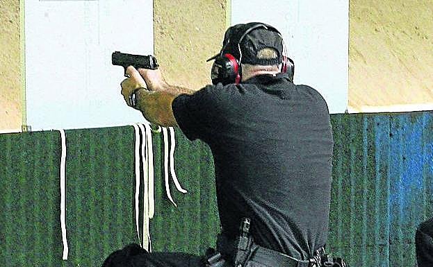 Un ertzaina realiza prácticas de disparo en Arkaute.