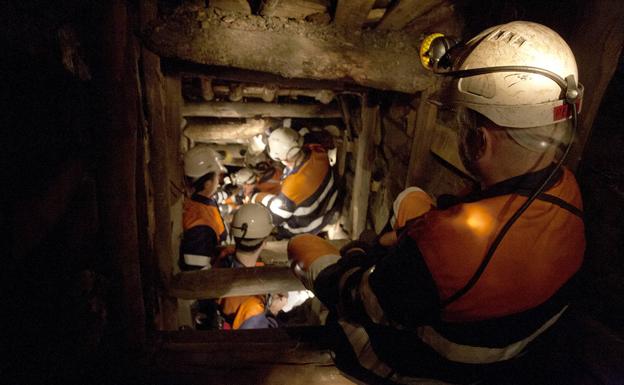 Los visitantes recorren tramos de la explotación.