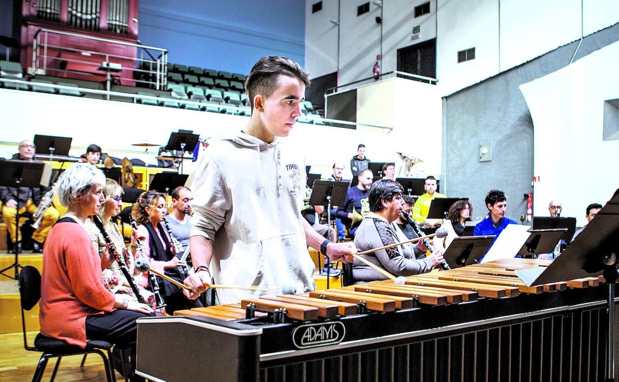 El joven Aitor Álvarez, uno de los estudiantes del conservatorio que tocará la marimba acompañado de la Banda Municipal 