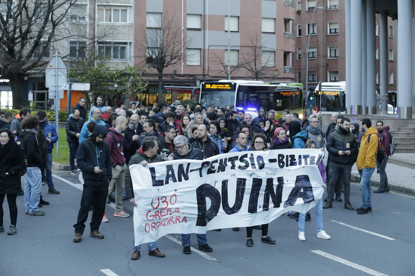 Barakaldo. La manifestación de los huelguistas recorre varias calles de Barakaldo.