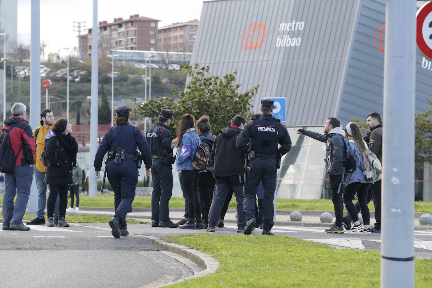 Barakaldo. Ertzainas dan indicaciones a un piquete en las inmediaciones del BEC.