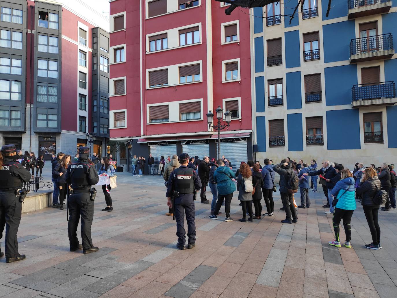 Santurtzi. La Ertzaintza custodia una concentración.