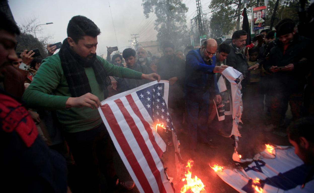 El negocio de la quema de banderas de Estados Unidos e Israel en Irán 