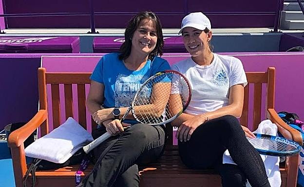 Conchita Martínez y Garbiñe Muguruza durante uno de los entrenamientos previos al Open de Australia. 