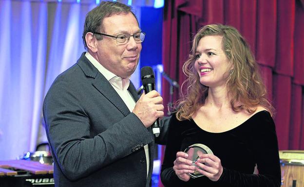 Mikhail Fridman, de LetterOne, entrega el galardón de jazz a Kathrine Windfeld.